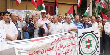 اعتصام فلسطيني أمام الصليب الأحمر في صور  