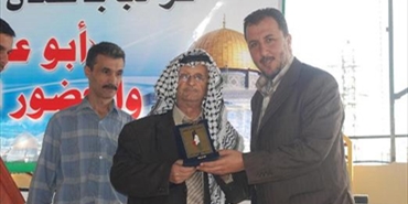 حركة حماس تكرم الفنان الفلسطيني أبو عرب في مخيمات صور