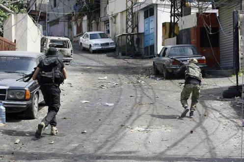الفصائل الفلسطينية تتعهد بإنهاء الفوضى الأمنية في المخيمات بعد سلسلة من الاشتباكات