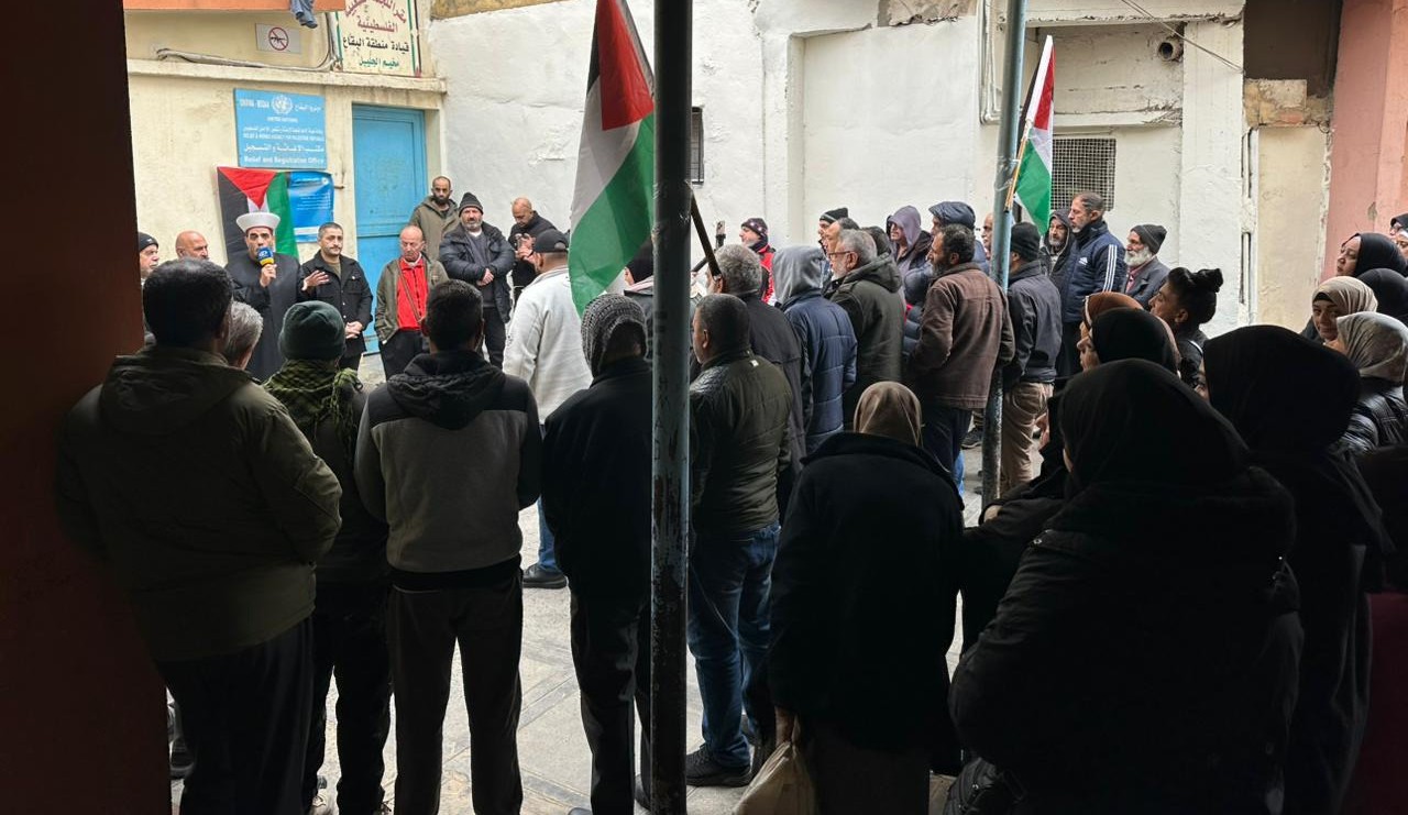 اعتصام في مخيم الجليل رفضاً لتقليص خدمات «أونروا» وتحذير من تداعيات تربوية ووطنية