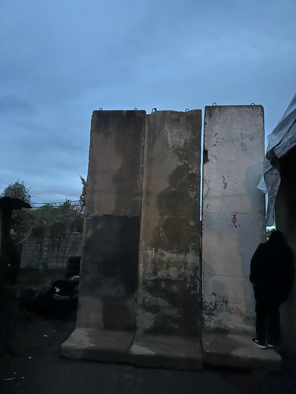 إغلاق مدخل الرمالي في مخيم البرج الشمالي… إجراءات أمنية تربك حركة العمال وتثير استياء السكان