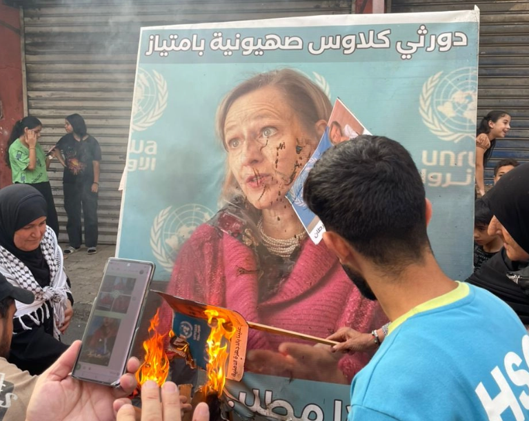 غموض يحيط بمغادرة مسؤولة الأونروا في لبنان إلى الأردن وسط تساؤلات حول مستقبلها