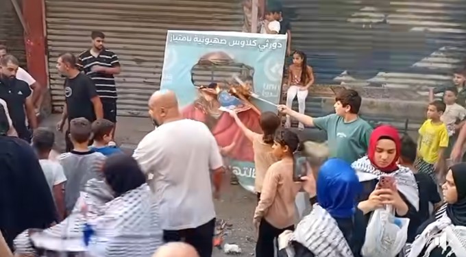 غضب في عين الحلوة.. مسيرة تطالب برحيل دوروثي كلاوس وتحسين خدمات الأونروا