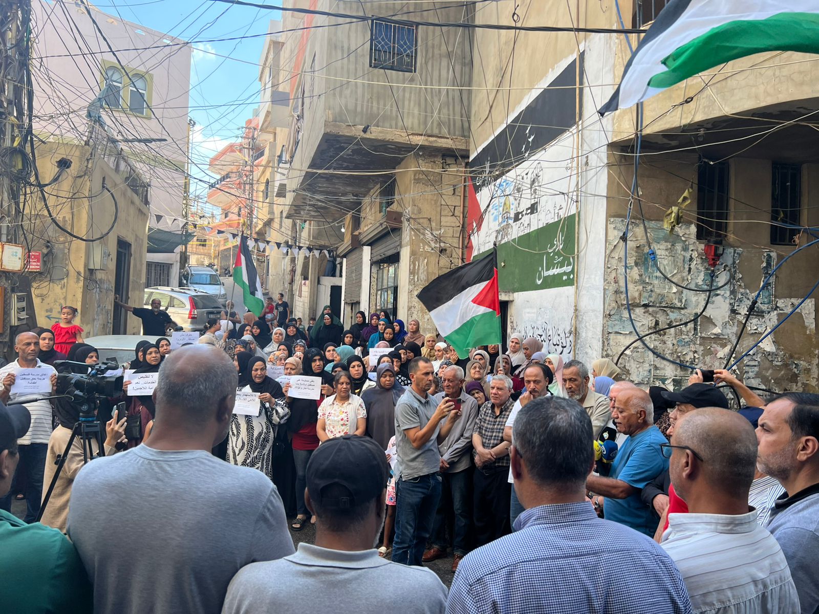 مخيم البرج الشمالي ينتفض: اعتصام حاشد يرفض سياسات «الأونروا» ويتمسك بـ«مدرسة فلسطين»