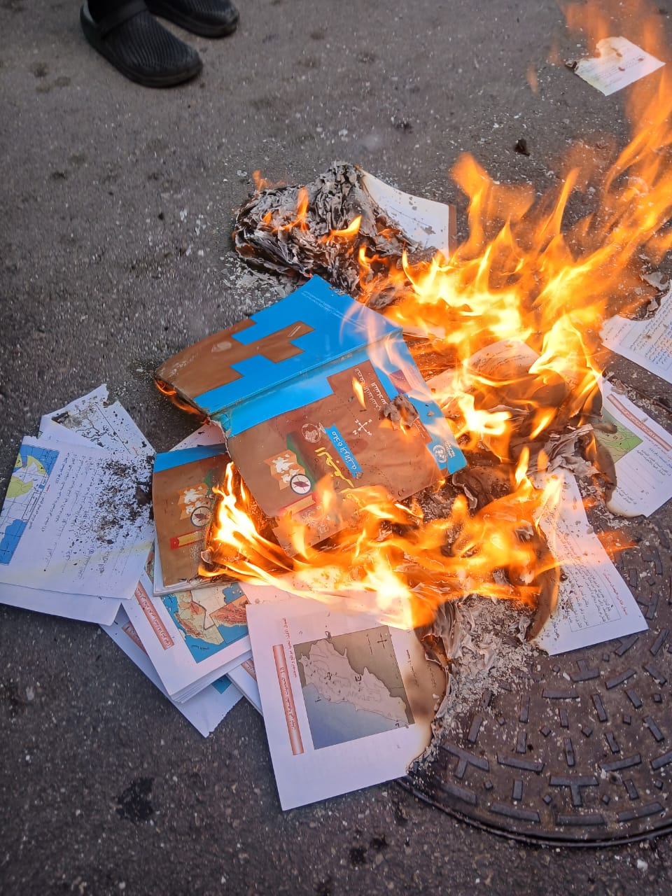 احتجاجات فلسطينية واسعة في مخيمات لبنان رفضًا لتعديل مناهج الأونروا وحذف اسم فلسطين