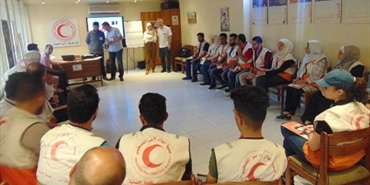 في مخيم اليرموك، الهلال الأحمر يفتتح دورة حول إدارة الجثث ومخاطر التعرض لمخلفات الاسلحة