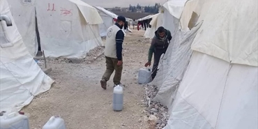 هيئة فلسطينيي سوريا للإغاثة توزع مساعداتها من المحروقات على العائلات في مخيم دير بلوط