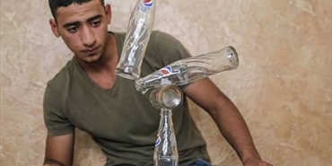 "أحمد العوضي" أول فلسطيني يمارس فن "تثبيت الصخور"