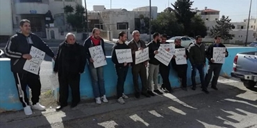 لاجئون فلسطينيون من سورية يعتصمون أمام مقر «الأونروا» في العاصمة الأردنية عمّان