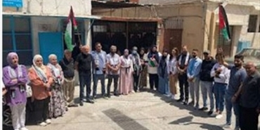 «التنسيقية» تنظم وقفة تنديد باغتيال «أبو عاقلة» أمام مكاتب «الأونروا» في مخيم البص للاجئين