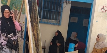 عائلات مخيم عين الحلوة تصعّد اعتصامها وتغلق مكاتب الخدمات