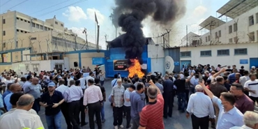 محتجون غاضبون يضرمون النار في بوابة مقر «الأونروا» بغزة