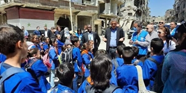 مدير شؤون الأونروا في سورية يزور مخيم اليرموك وسكانه يطالبون بإعادة إعماره