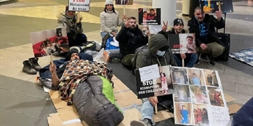 احتجاجاً على سحب أطفالهم.. لاجئون فلسطينيون في السويد يبدأون إضراباً مفتوحاً عن الطعام