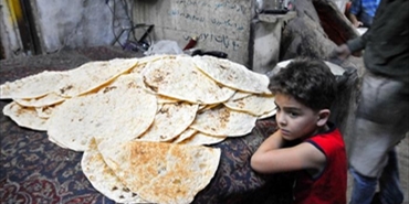 اللاجئ الفلسطيني يبحث عن رغيف خبز