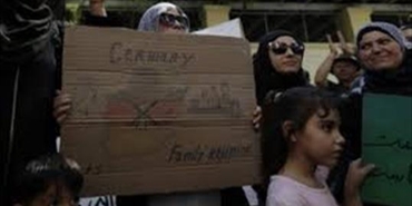 مهاجرون من سورية يتظاهرون أمام السفارة الألمانية في أثينا