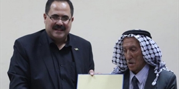 ثمانيني فلسطيني يستعد لدخول الجامعة
