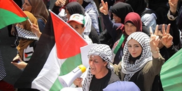 اللاجئات الفلسطينيات في لبنان يتكبدن معاناة مضاعفة لا تثنيهن عن أشكال المشاركة كافة