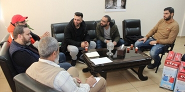 «الإغاثة الفلسطينية» تجتمع مع «الأونروا» وتسلمها مرشات للتعقيم من «كورونا»