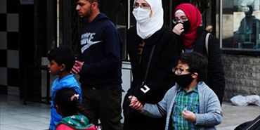 «كورونا» توقف الأعمال وترفع الأسعار في سوريا.. والفلسطينيون يطالبون «الأونروا» بتوزيع الغذاء والمعقمات