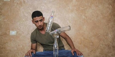 "أحمد العوضي" أول فلسطيني يمارس فن "تثبيت الصخور"