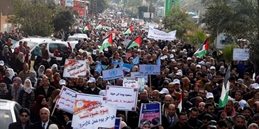مسيرة لموظفي «أونروا» بغزة احتجاجاً على تقليص الدعم الأمريكي