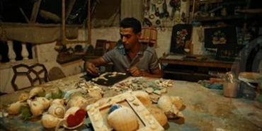 شاب فلسطيني يرسم لوحاتٍ بأصداف البحر