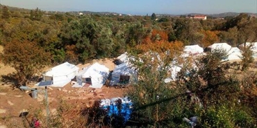 مئات المهاجرين الفلسطينيين والسوريين يواجهون شتاء اليونان القاسي في خيام قماشية لا تدفئ ولاتقي من برد