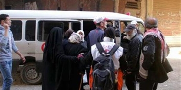 خروج حالات مرضية من منطقة غرب مخيم اليرموك إلى بلدة يلدا للعلاج