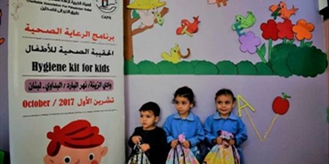 توزيع حقائب صحية على طلاب فلسطينيي سورية في مخيم نهر البارد