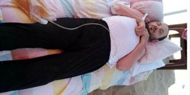 فلسطيني سوري مريض ينام على شاطئ البحر هرباً من الموت في عين الحلوة