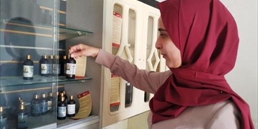 "بيان" شابة فلسطينية تنجح بإنشاء مشروع لاستخراج زيوت طبيعية للعلاج