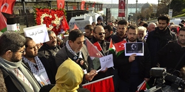 إعلاميون فلسطينيون ينظمون وقفة تضامنية مع تركيا وحلب في إسطنبول