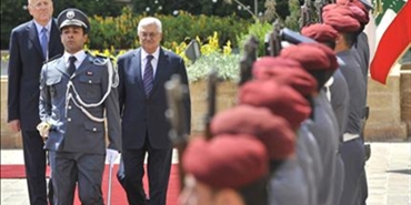 عباس وميقاتي يرفعان علم فلسطين فوق السفارة في بيروت