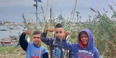 أطفال مخيّم «البارد» يبيعون السمك