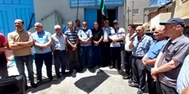 وقفة تضامنية في مخيم الجليل رفضا لقرار "الاونروا" فصل رئيس اتحاد الموظفين في الضفة الغربية