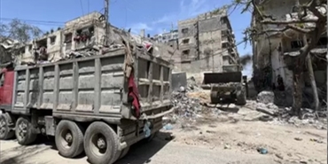 "الأونروا": أطنان من النفايات تحاصر خيام النازحين وسط قطاع غزة