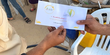 «مبادرة طيبّون» وبالتنسيق مع هيئة مناصرة الشعب الفلسطيني تقوم بتوزيع مساعدات نقدية على النازحين في مراكز الإيواء في غزة