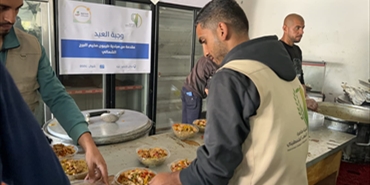 «طيبّون» تُساهم في توزيع وجبات الطعام وهدايا وحلويات العيد على الأطفال بمراكز الإيواء في غزة أيام العيد
