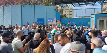اعتصام فلسطيني أمام مكتب الأونروا في بيروت رفضًا للتقليصات