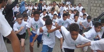 سباق للأطفال الفلسطينيين في أزقة وشوراع مخيم برج الشمالي
