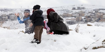 العاصفة تقسو على اللاجئين السوريين والفلسطينيين