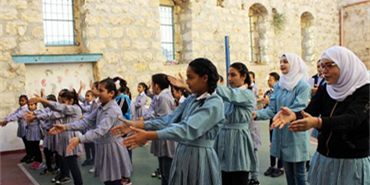هل تمنع "أونروا" وجود أعلام فلسطين في المدارس؟