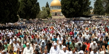 مئات الفلسطينيون يؤدون صلاة العيد بالأقصى