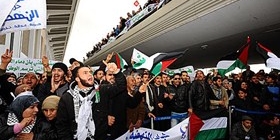 احتفاء تونسي بضيوف مؤتمر الأسرى الفلسطينيين في مطار قرطاج