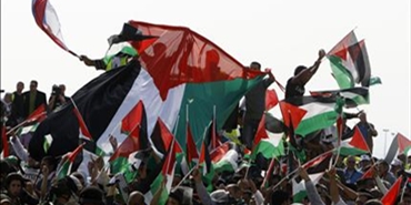 الآلاف يتظاهرون على حواجز الاحتلال في الضفة