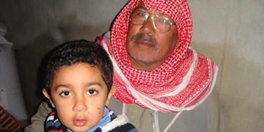 نازح فلسطيني من سوريا يعيش في "اسطبل" بغزة