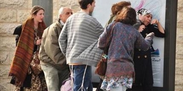 مستوطنات يعتدين على فلسطينية في القدس