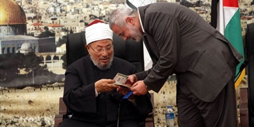 هنية يمنح القرضاوي جواز سفر فلسطينياً