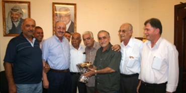 درع وفاء وتقدير للعميد منذر حمزة في سفارة فلسطين في بيروت
